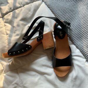 Black Lulu’s Mule Wedge